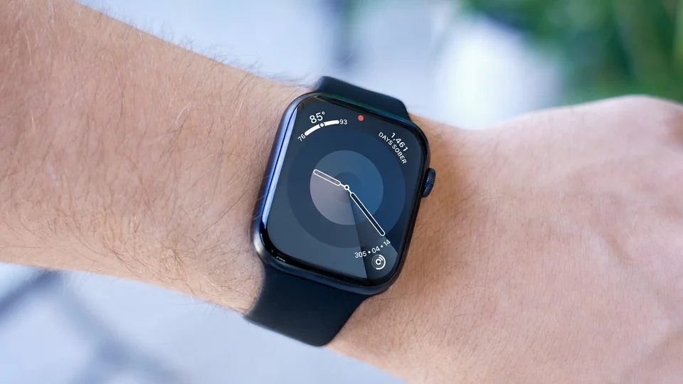An Apple Watch face with a Committed sobriety counter complication